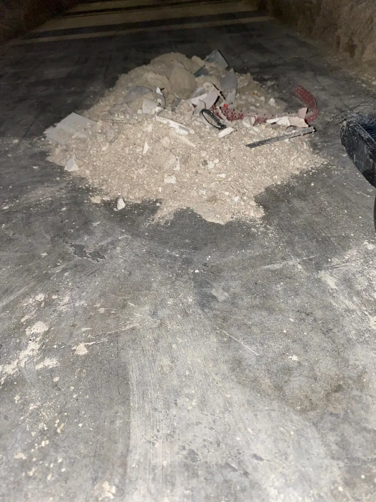 Before cleaning — Cable Tray & Raised Floor